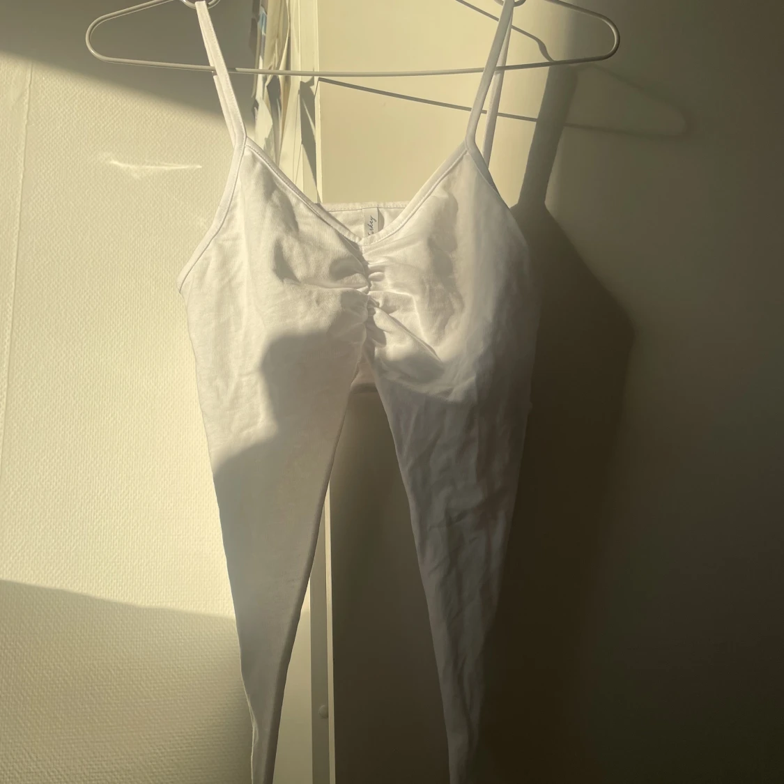 Vitt linne med slits i nederkanten