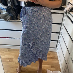 Omlottkjol - Omlottkjol Henna från Vero Moda i XL. Passar alla i storlek L-XL.