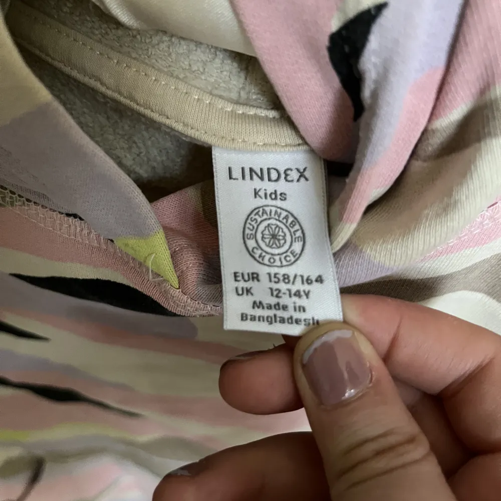 En hoodie från Lindex i strl 158-164. Med militär mönster! Säljer pga inte använder lika mycket som jag gjorde när jag fick den! . Hoodies.