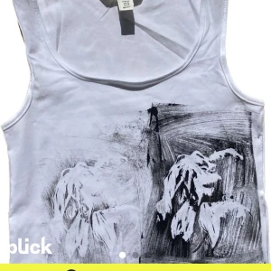 Handmålat linne - Ett handmålat linne med tv girl motiv. Lägger för min flickvän.