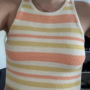 Stickad linne - Säljer denna super fina stickade topp från Weekday! Stl M