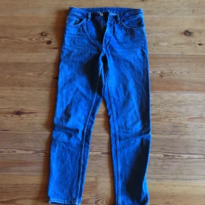 Jeans  - Blåa högmidjade jeans i bra skick! Köpt från monki för ett antal år sedan! 