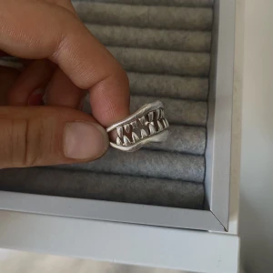 Ring - Silver ring, ej justerbar. Vet ej storlek men skulle gissa 17/18 