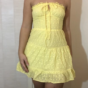 Bandeauklänning - Supersöt bandeauklänning i gult! Går också att knyta som på bild två💕Jag är 162 cm.