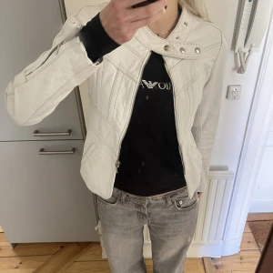 Vit skinnjacka - Vit skinnjacka, köpt second hand, aldrig använd - prislappen kvar Stl S