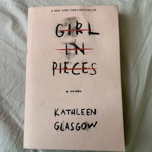 Girl in pieces Bok - Den är som ny och på engelska
