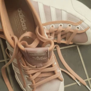 Adidas platå sneakers - Säljer mina fina adidas sneakers med platå. Används inte knappt och kanske blivit använda 1 gång utomhus och provade inomhus.