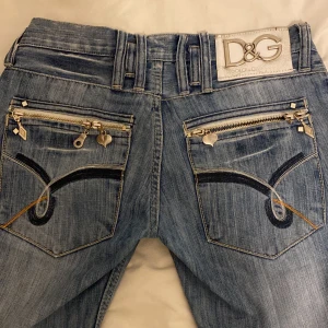 Jeans  - As coola jeans köpta second hand men använda fåtal gånger. Står Dolce&Gabbana men vet inte om de är äkta. Fina detaljer på fickorna, på ena har en av hängerna har lossnat men inget man märker💕Säljer för är för små 