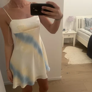 Sommarklänning - Klänning från zara, köpt för längesen men aldrig använd. 