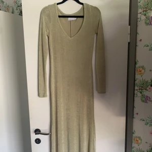 Helt ny långklänning  - Säljer min superfina långklänning från asos. Älskar färgen ljus grön och lite skimmer. Helt oanvänd med lapparna kvar, köpt för 459kr! Säljer då den tyvärr är lite för stor för mig.