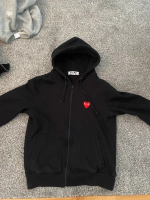 Comme des garcon zip hoodie  - Skit fet hoodie. Nypris runt 4. Mitt pris 900. Fråga om du har frågor eller vill ha fler bilder. Storlek L men sitter som en S då cdg är väldigt små i storlekarna.