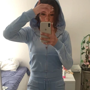 Juicy couture set - Säljer detta sett då jag vill ha en ny färg. Xs både tröjan och byxorna, de är inte alls uttöjda. Det är använt två gånger och är som nytt. Köpte setet på Urban Outfitters. 