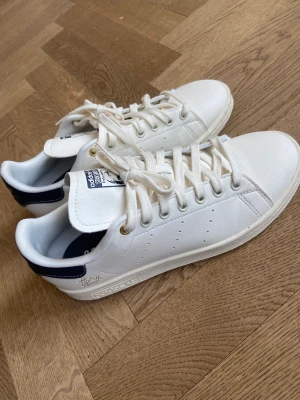 Stan Smiths - Oanvända Stan Smiths i storlek 40! Säljer pga för små 💓