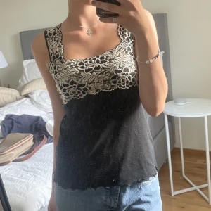 Linne med gulddetaljer - Linne köpt på Humana, i bra skick. Lite stort på mig som vanligtvis har S, så skulle passa M med. Skriv för fler bilder, pris går att diskutera !