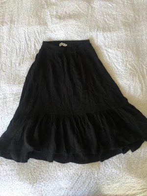 Midkjol från Msch Copenhagen storlek Xs - Jättefin bomullskjol i storlek XS. Går en bit över knäna och är superskön! passar Xs-S. 