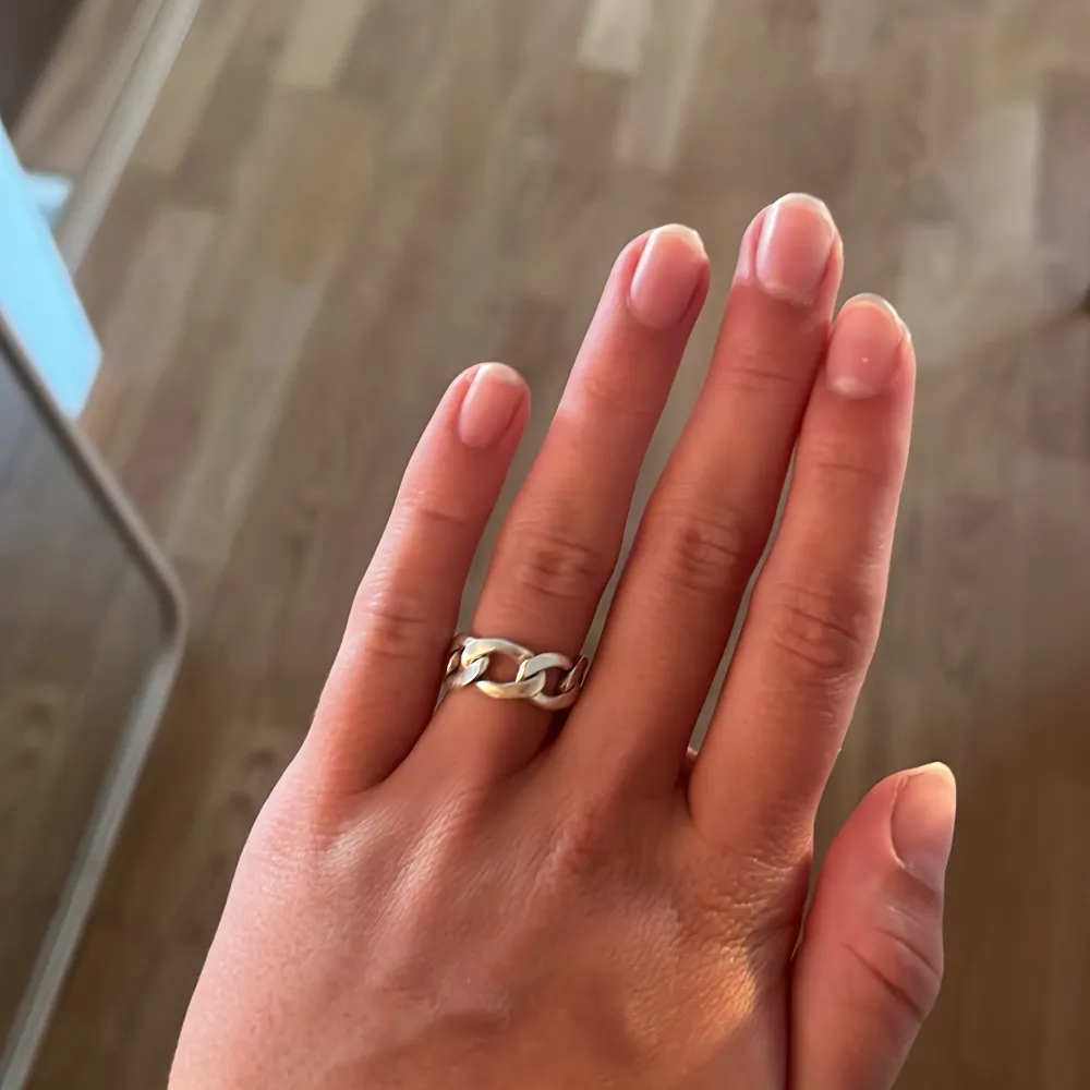 Justerbar ring från syster p i storlek 7mm. Ringen anpassar sig efter fingret. Är i fint skick och köptes för 700kr, säljes för 400kr.. Accessoarer.