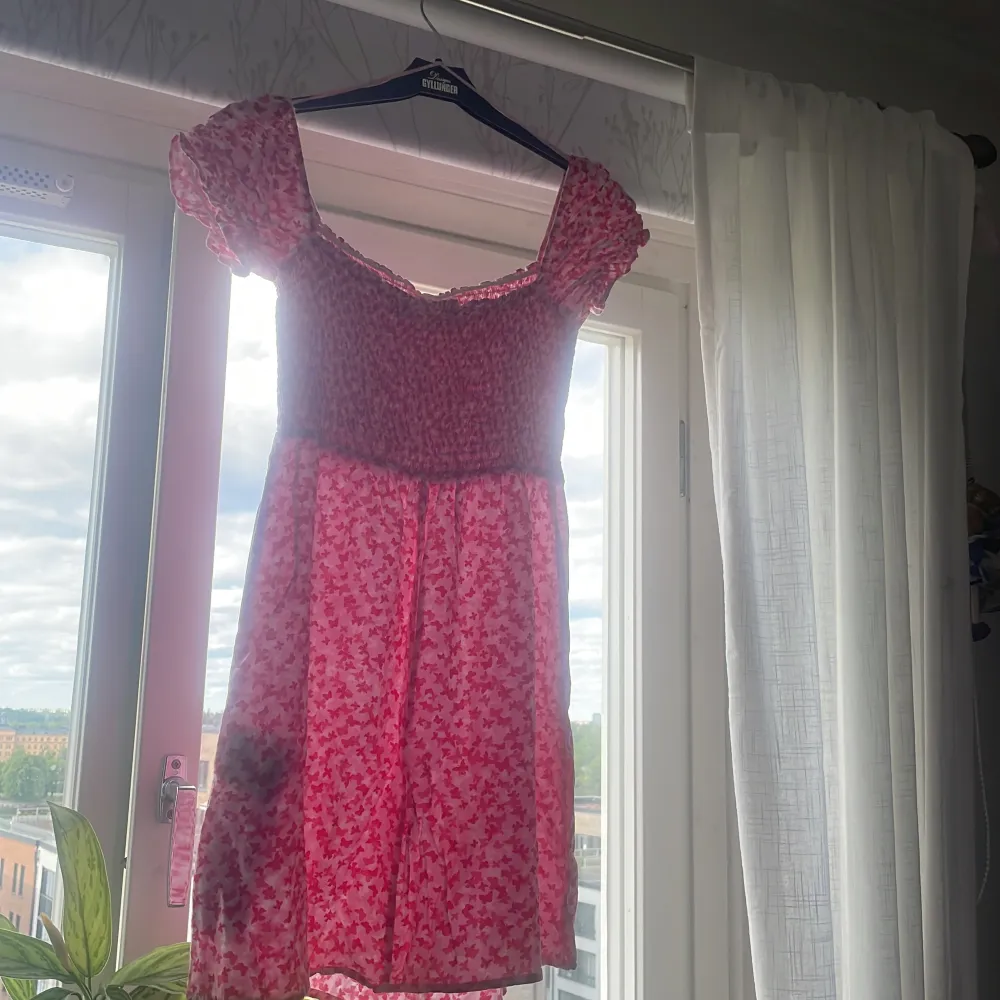 Säljer denna super fina klänning som används en gång förra året. Vet tyvärr inte storleken men den går upp till mina lår och jag är ca 162❤️ kan diskuteras pris . Klänningar.