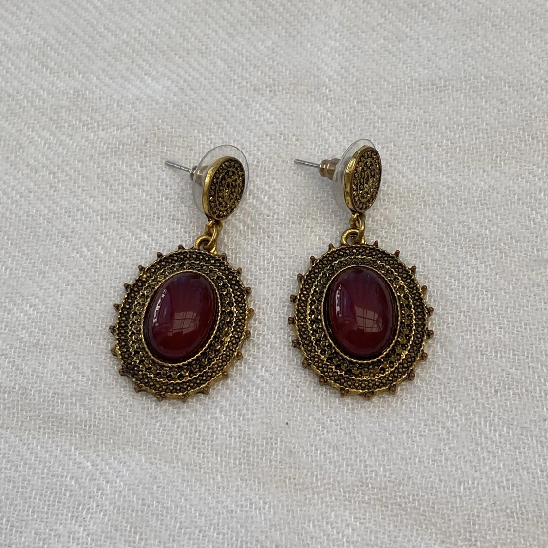 Fina örhängen med röda stenar💘