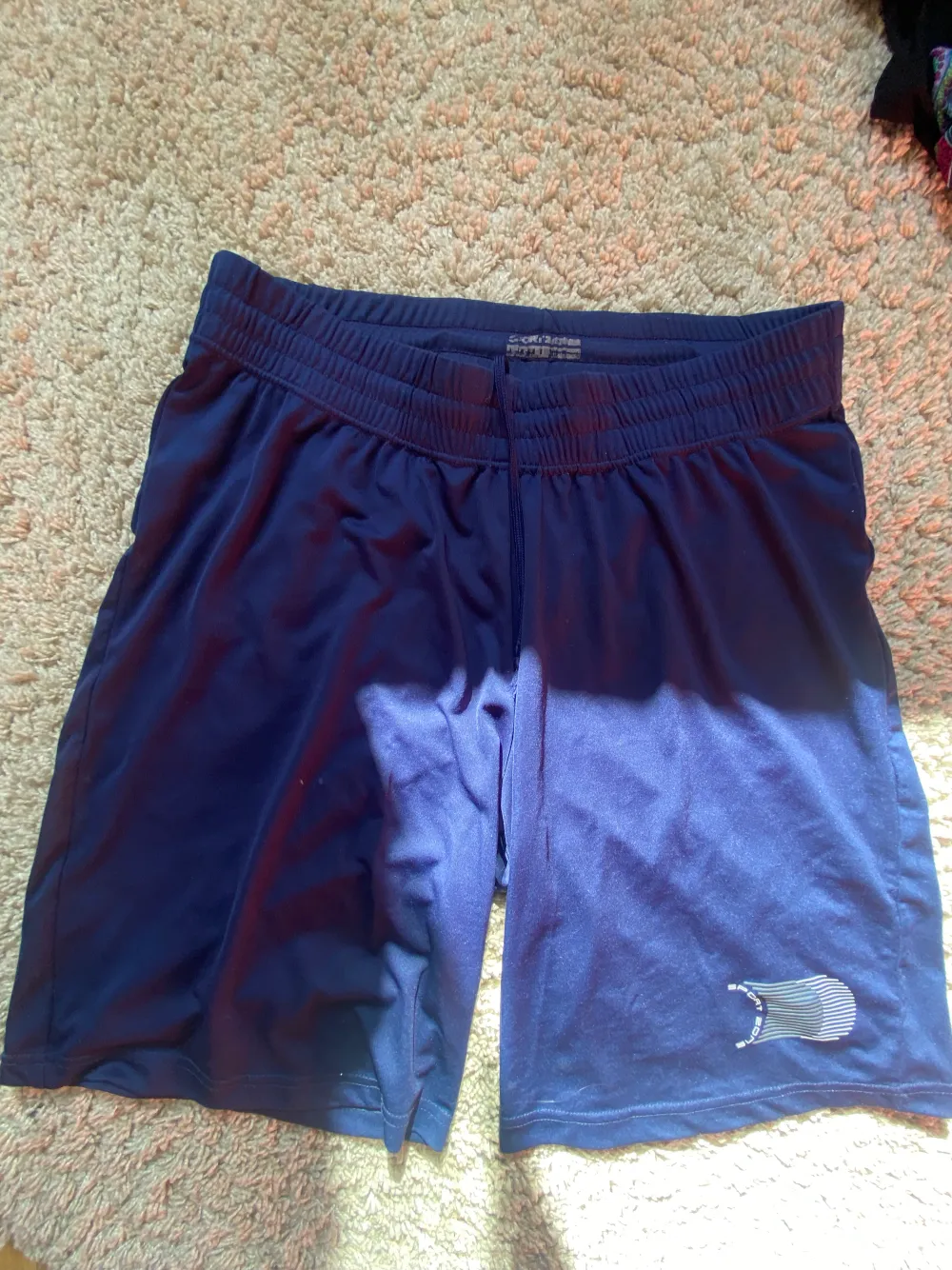 Mörkblå sport shorts, luftiga och bekväma. Enkla att röra sig i.. Shorts.