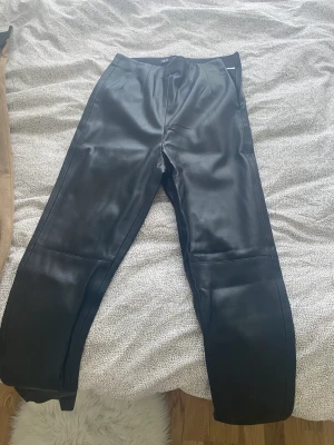 Zara skinnbyxa  - En klassisk skinnbyxa från zara som är i Ankellång. Byxan är mjuk och har ett mjukt material i insidan. 