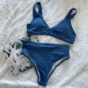 Helt ny bikini - Säljer en helt ny bikini!  Endast testad och har hygienskydd kvar. Var för liten för mig och knepigt att skicka tillbaka. Står M men sitter mer som en S skulle jag säga