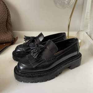 Såå snygga loafers i chunky stil med grov sula och tofsar. Stl 36. Köpta på H&M för 349kr. Använda några gånger så väldigt bra skick!🖤