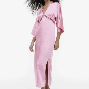 🌷SÖKER, SÄLJER EJ 🌷 - 🌷🌷SÖKER, SÄLJER EJ 🌷🌷  Blev helt kär i denna klänning ifrån hm!  Är det någon som har den i strl 34 och som vill sälja den? Hör gärna av dig! 🙏🏼🙏🏼💖💖