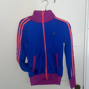 Vintage adidas kofta -  En vintage kofta från tidigt 2000-tal. Ser bra ut förutom en liten fläck som man inte lägger märke till.