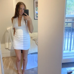 Vit klänning  - Storlek: S  Från: Zara!  Använt 1 gång.  Den går även att korsa över brösten och knyta i nacken. 