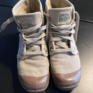 Palladium skor fint skick - Skor av märket Palladium i beige. Skorna är knappt använda så i mycket fint skick. Stl 38