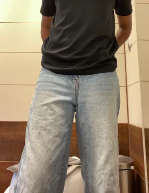 Ljus BlåJeans - Säljer mina jeans för jag använder den inte den är helt oanvänd köpte den från Lager 157  . Storlekn på jeansen är storlek S 