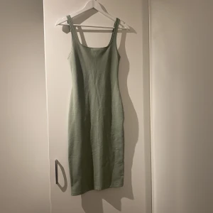 Grön klänning  - Storlek: S  Från: Zara  Snygg slits längst ner bak på klänningen. 