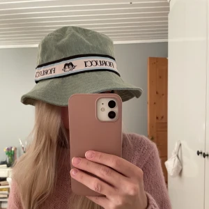 Bucket hat  - Grönblå aktig bucket hat från fiorucci som tyvärr inte kommer till användning, endast använd en gång så den är i nyskick