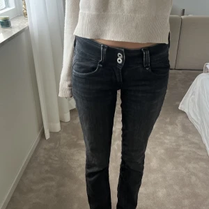 Pepe jeans - Lågmidjade straight pepe jeans. Nypris ca 900💗