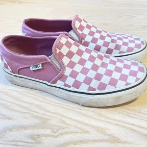 Rutiga vans - Vita/mörkrosa Slip-on Checker Vans🤩 Skorna är använda men i gott skick utan större defekter!!💕 Kan mötas i Stockholm eller så står köparen för frakt 🥰