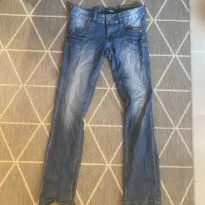 lågmidjade jeans med perfekta fickor! påminner om true religion. 