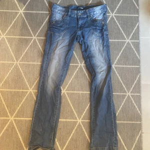 lågmidjade jeans - lågmidjade jeans med perfekta fickor! påminner om true religion. 