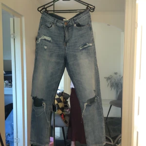 Jeans  - Snygga jeans med slitningar vid knän och lår, stretchigt material. 