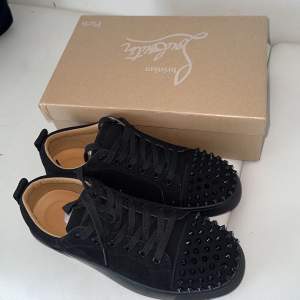 Svarta Loubs  Helt nya oanvända skor 1:1 Kommer med box Pris kan diskuteras privat  och fler bilder kan skickas privat