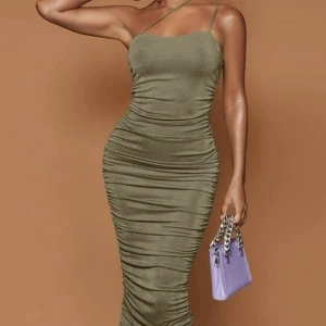Grön klänning - Säljer denna snygga klänning som är helt oanvänd med prislapp kvar.