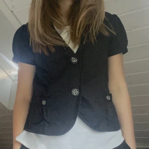 Trekvartsärmad jacka  - Säljer denna as coola Trekvartsärmade jackan 😍😍 Verkligrn as snygg och passar till så mycket!!! 