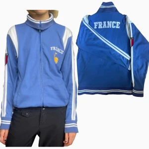 Zip up tröja - Cool ”fransk” y2k zip up tröja! 💙 