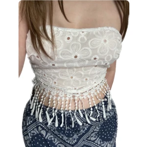 Bandeu-/tubtopp - Vit bandeu-/tubtopp med bohemisk vibe i storlek S/liten M. Aldrig använd, endast provad. Knyts i ryggen (se bild 2) 