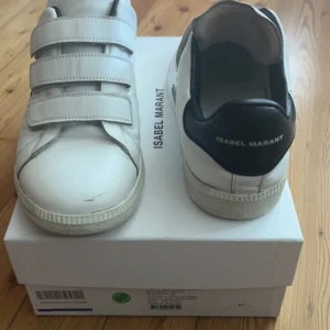 Isabel marant skor - Säljer dessa Isabel Marant skorna. Färgen på loggan är lite sliten som man ser på sista bilden men annars är dem k bra skick!
