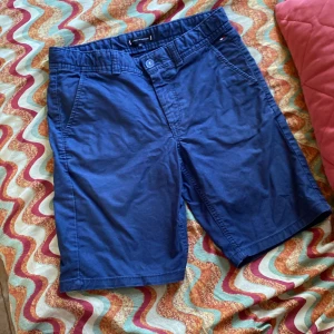 Tommy Hilfiger shorts storlek 152 - Storlek 152, Färg mörk blå, bra skick. Shortsen kommer med posten. 