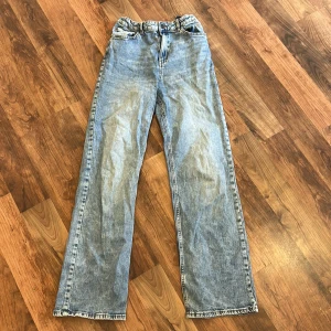 Jeans från Lindex - Välanvända blå, gråaktiga jeans för kvinnor. Storlek 164/ 13-14Y. Ganska bra skick. 