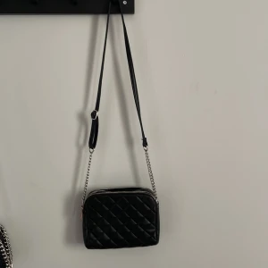 Väska - Jätte fin väska. Jag använde den mer förut men har köpt ny som jag använder. Därför säljer jag denna. Fint skick, hoppas du vill köpa. Bredd=20cm längd=15cm