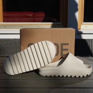Yeezy slides - Hej säljer dessa nya yeezy slides i storleken 43. Kan inte utlova autenticitet då jag inte fick med kvitto när jag köpte. Men de ser äkta ut.