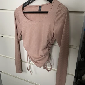 Tröja - Söt långärmad tröja men detaljer på sidorna, aldrig använd! Storlek 36/S. Ljusrosa/ beige