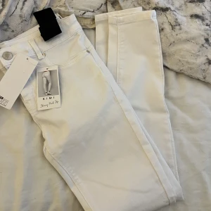 vita skinny jeans  - prislapp kvar köpta på newyorker motsvarar storlek s 